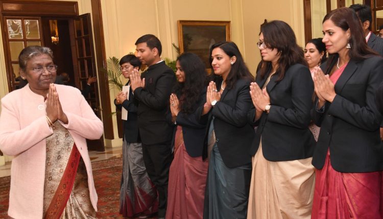 भारतीय वन सेवा के प्रोबेशनरों और भारतीय रक्षा संपदा सेवा के अधिकारियों/प्रशिक्षु अधिकारियों ने राष्ट्रपति से की मुलाकात