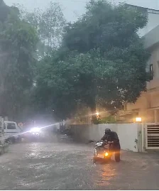 मौसम विभाग ने आज कोंकण और गोवा, मध्य महाराष्ट्र के घाट, विदर्भ, छत्तीसगढ़ और गुजरात में भारी वर्षा का अनुमान किया व्यक्त