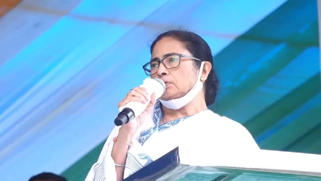 ममता बनर्जी की सुरक्षा में बड़ी चूक, सीएम आवास में शराब के नशे में धुत चाकू लेकर घुस रहा संदिग्ध गिरफ्तार