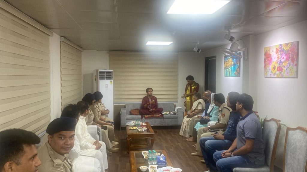 डीसीपी के दफ्तर में बागेश्वर धाम के कथावाचक का दरबार