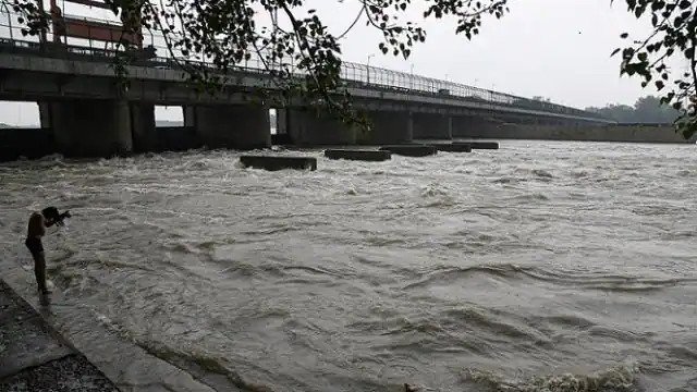 दिल्ली में यमुना का जलस्तर रिकॉर्ड 208.62 मीटर तक पहुंचा, मुख्यमंत्री की उपस्थिति में एलजी ने डीडीएमए की, की बैठक