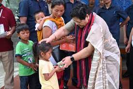 मणिपुर के राज्यपाल नग्न परेड कराने वाली दोनों महिला पीड़िताओं से मिलीं ,उन्हें 10-10 लाख रुपये के दिए चेक