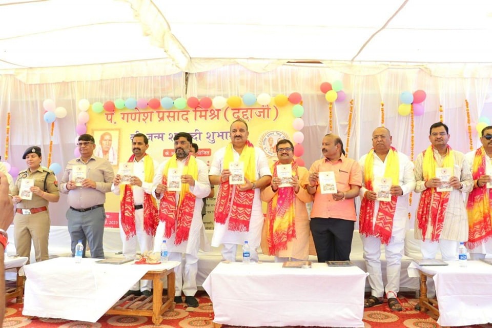 डॉ. राकेश द्वारा अनवरत समाज सेवा एवं विकास के कार्य करना पूज्य दद्दा जी के संस्कारों की देन: रामनरेश तिवारी
