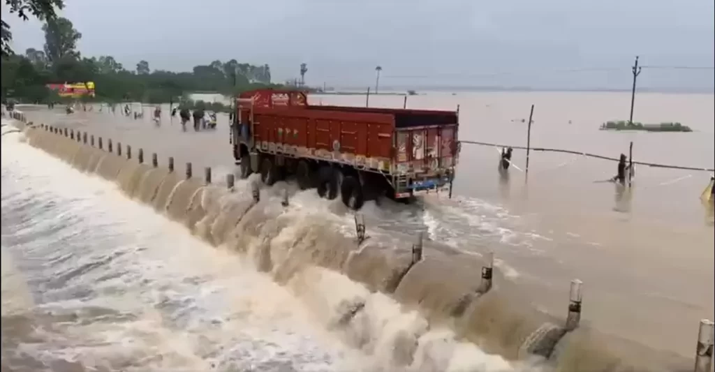 तेलंगाना में मूसलाधार वर्षा के बाद आई बाढ से हुई क्षति के आकलन के लिए एक अंतर मंत्रालयीय केन्द्रीय दल आज राज्य का करेगा दौरा