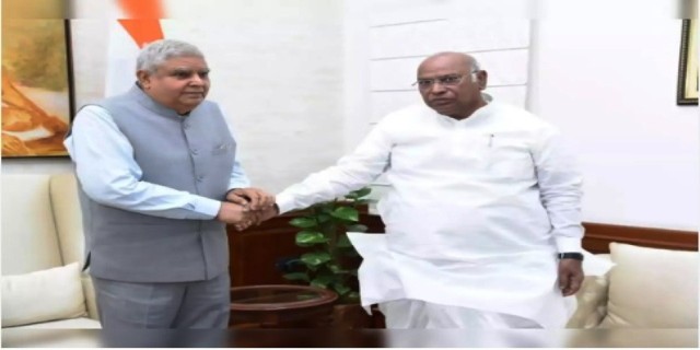 उप-राष्ट्रपति ने मल्लिकार्जुन खरगे को राज्यसभा में जन्मदिन की दीं शुभकामनाएं