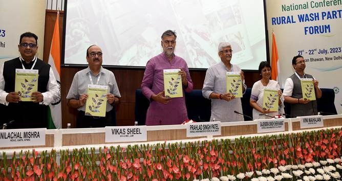 केंद्रीय जल शक्ति मंत्री, गजेंद्र सिंह शेखावत ने ‘स्वच्छता क्रोनिकल: परिवर्तनकारी कथाएं भारत से ‘ का किया लोकार्पण