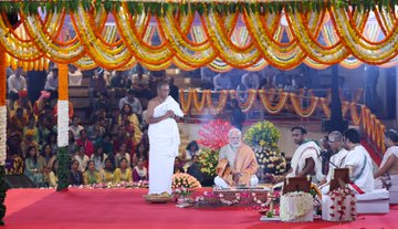 प्रधानमंत्री ने आईटीपीओ इंटरनेशनल एक्जीबिशन-सह-कन्वेंशन सेंटर के श्रमिकों को किया सम्मानित