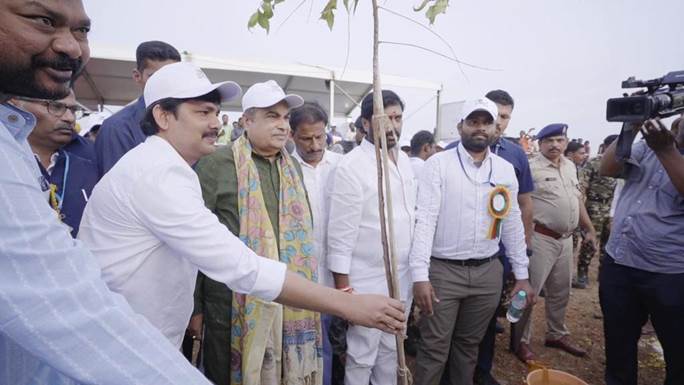 राष्ट्रीय राजमार्गों को पर्यावरण के अनुकूल टिकाऊ हरित राजमार्गों में रूपांतरित करना है- नितिन गडकरी