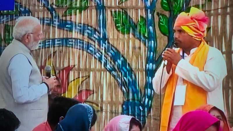 प्रधानमंत्री ने मध्य प्रदेश के शहडोल में पकरिया गांव का किया दौरा