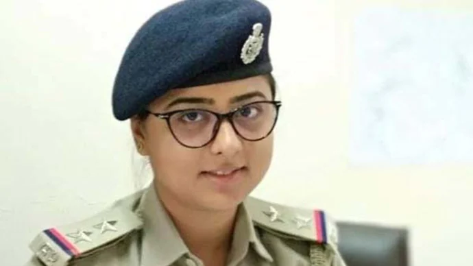 अहमदाबाद में घूस लेने के आरोप में महिला थाने की आठ कांस्टेबल और इंस्पेक्टर, एसीबी के हाथो रंगे हाथ हुई गिरफ्तार,पढ़ें पूरी कहानी …