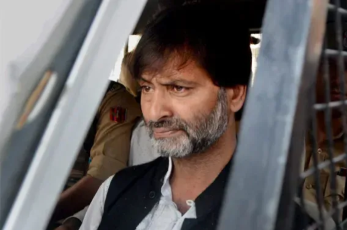 तिहाड़ जेल प्रशासन ने यासीन मलिक की सुरक्षा चूक में मामले में 4 अधिकारीयों को किया सस्पेंड, बिना अनुमति के कोर्ट पहुंचा आतंकी