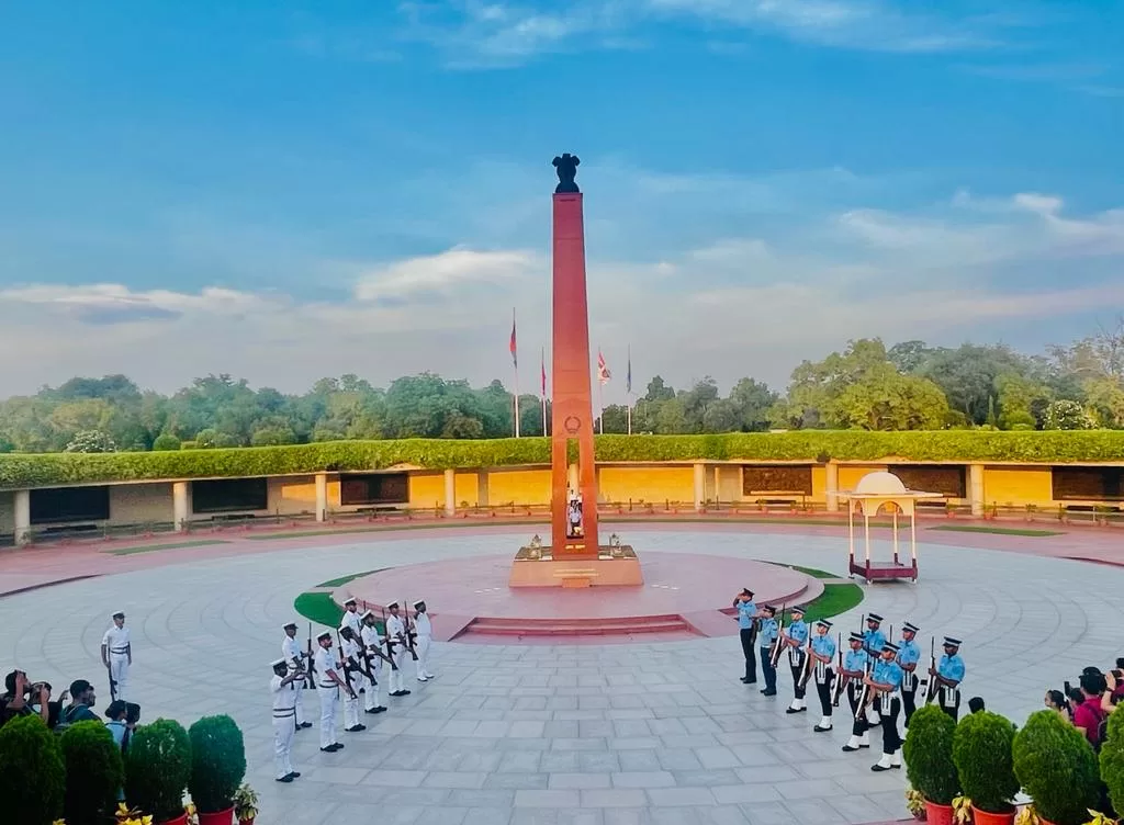 कारगिल विजय दिवस : देश सैनिकों के बलिदान को याद कर रहा है, कारगिल युद्ध स्मारक पर की जा रही है पुष्पांजलि अर्पित