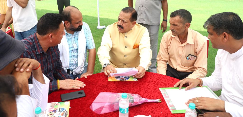 उधमपुर जिला प्रधानमंत्री ग्राम सड़क योजना के तहत सड़कों के निर्माण के मामले में देश में पहले स्थान पर है: डॉ. जितेन्द्र सिंह