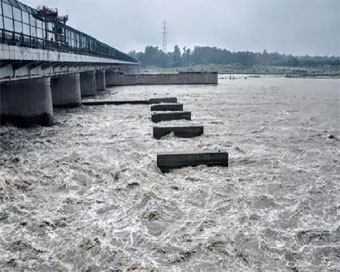 दिल्ली में यमुना नदी का जलस्तर खतरे के निशान से दो मीटर ऊपर