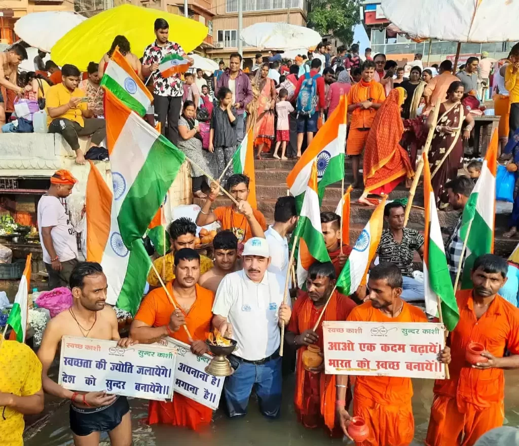 वाराणसी में सावन के प्रथम सोमवार से पूर्व गंगा तट पर कांवड़ियों को नमामि गंगे की ओर से गंगा जल संरक्षण का संकल्प दिलाया गया