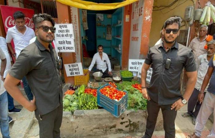 वाराणसी के सब्जी विक्रेता ने टमाटर की सुरक्षा के लिए रखे दो बाउंसर