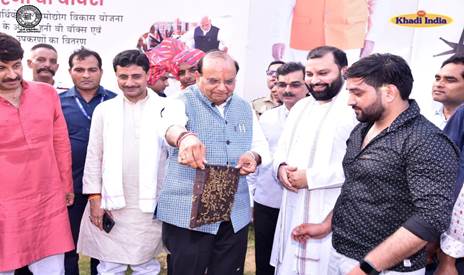 दिल्ली: उपराज्यपाल ने ‘ग्रामोद्योग विकास योजना’ के तहत 130 लाभार्थियों को वितरित किए मधुमक्खी बक्से और टूलकिट