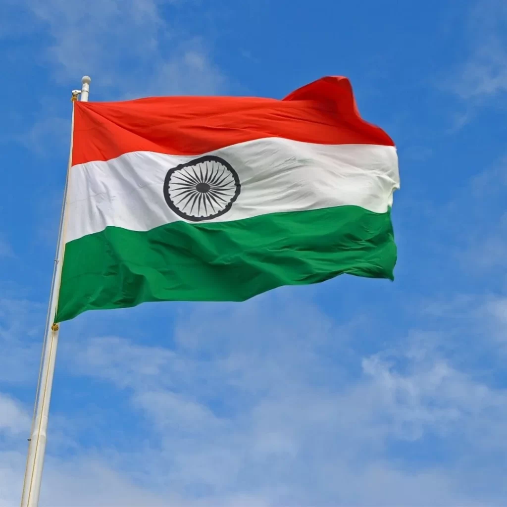 “भारत का राष्ट्रीय ध्वज हाथ से काते गए और हाथ से बुने या मशीन से बने, कपास / पॉलिएस्टर / ऊन / रेशम / खादी बंटिंग से बना होगा”: गृह मंत्रालय