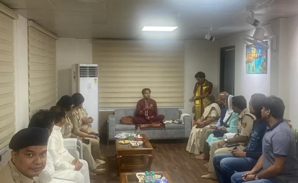 दिल्ली पुलिस भी बाबा बागेश्वर की भक्ति में रंगी नज़र आई, DCP ऑफिस में हाथ जोड़कर बैठे दिखे पुलिस अधिकारी