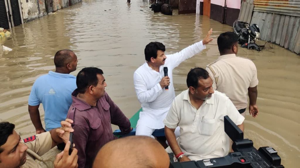 बीजेपी के पूर्व प्रदेश अध्यक्ष, सांसद मनोज तिवारी ने राष्ट्रीय आपदा प्रबंधन बल के जवानों के साथ बाढ़ में फंसे लोगों को निकलवाया, पीड़ितों को बांटा भोजन