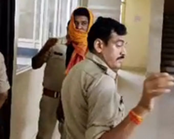 बीजेपी कार्यकर्ता प्रवेश शुक्ला को पुलिस ने किया गिरफ्तार, युवक पर पेशाब करने का है आरोप