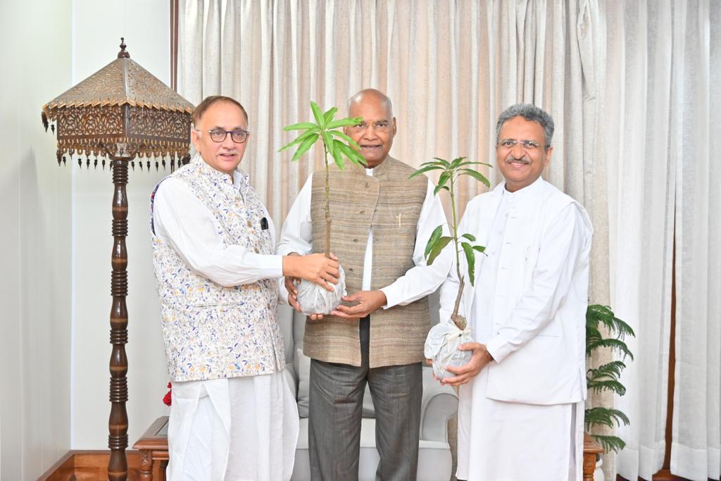 भारत के पूर्व राष्ट्रपति रामनाथ कोविंद को डॉ० शोभित कुमार ने भेंट किया रटौल आम व रटौल आम का पौधा
