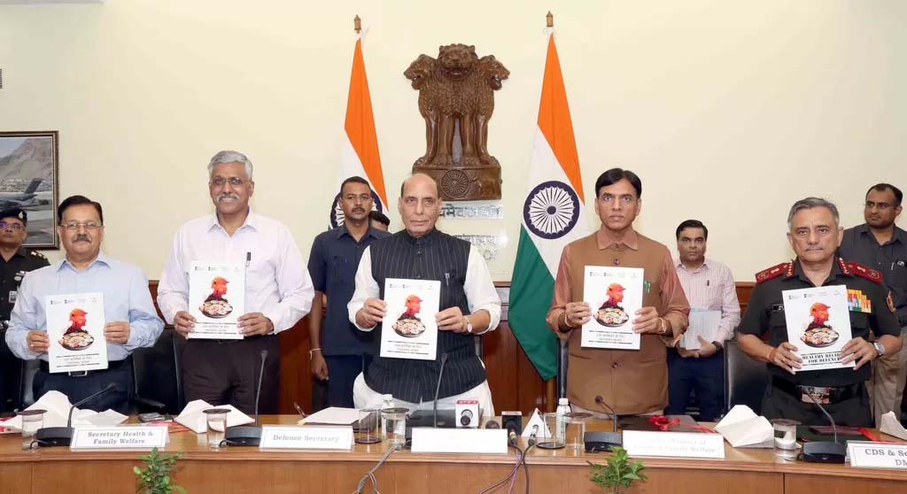 रक्षा मंत्री राजनाथ सिंह और स्वास्थ्य मंत्री मांडविया ने ‘हेल्दी रेसिपीज़ फॉर डिफेंस’ नामक पुस्तक का किया विमोचन