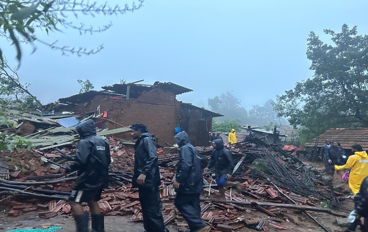 महाराष्ट्र के रायगढ़ जिले में भूस्खलन से दस लोगों की मृत्यु, 75 लोगों को सुरक्षित निकाला गया