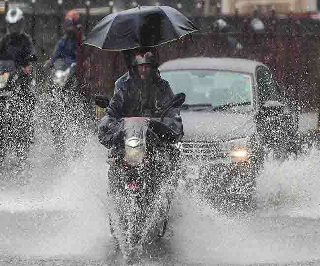देश के कई राज्यों में भारी बारिश, गुजरात में नाव की तरह तैरने लगी कार; इन राज्यों में भारी वर्षा का अलर्ट