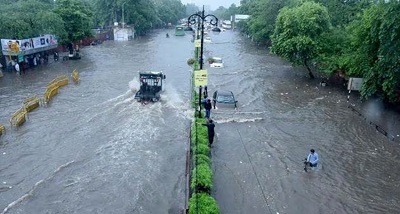 पिछले चौबीस घंटे में मूसलाधार बारिश के कारण उत्तर प्रदेश में चौंतीस लोगों की मौत