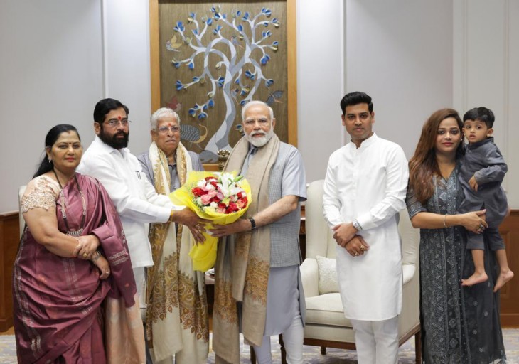 महाराष्ट्र के मुख्यमंत्री और उनके परिवार ने प्रधानमंत्री मोदी से की मुलाकात