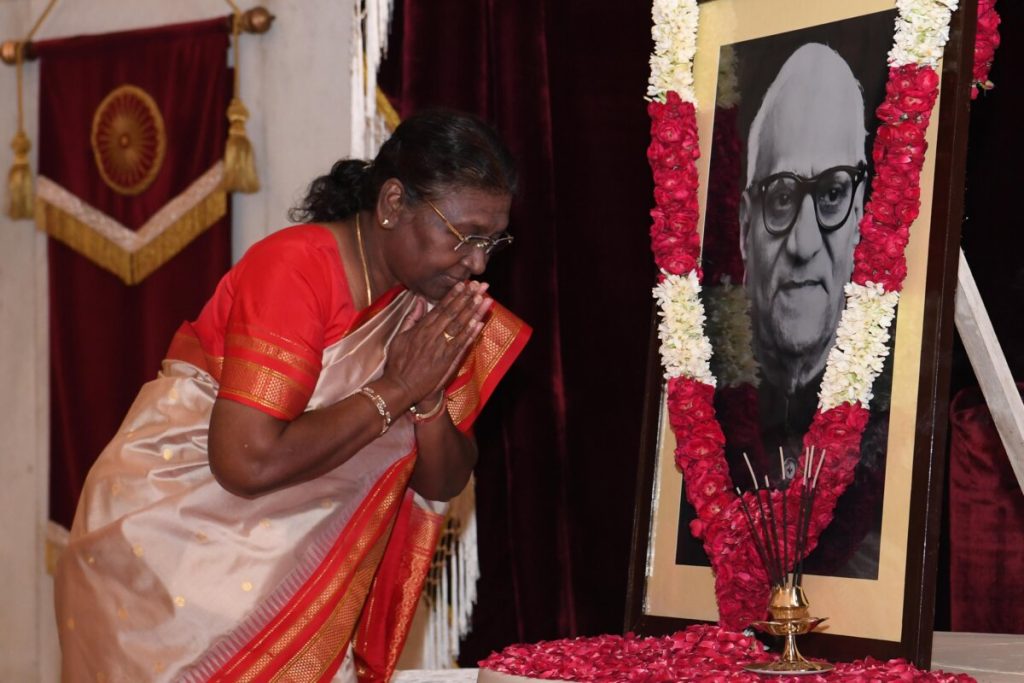 राष्ट्रपति ने पूर्व राष्ट्रपति वी.वी. गिरि को उनकी जयंती पर पुष्पांजलि की अर्पित