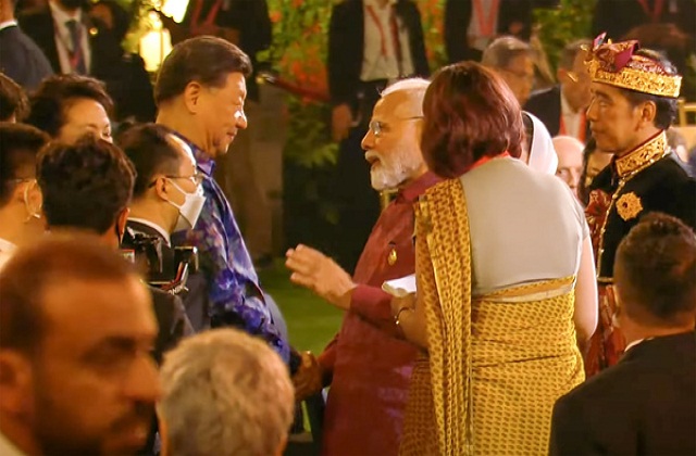 ब्रिक्स के मंच पर पीएम मोदी से बातचीत करते नजर आए चीनी राष्ट्रपति शी जिनपिंग