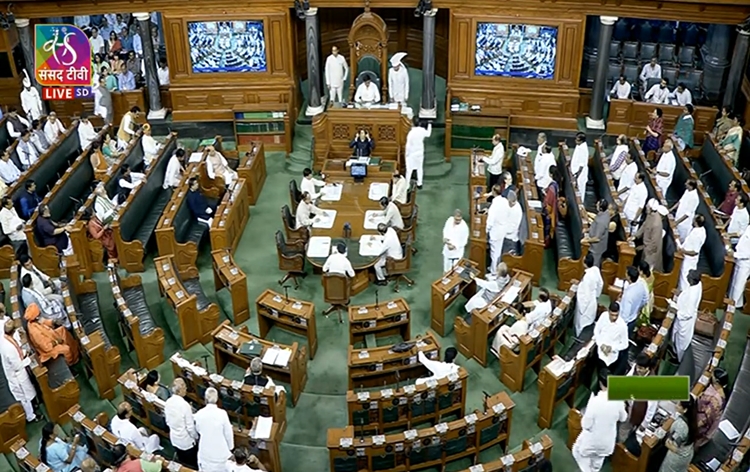 मणिपुर हिंसा के मुद्दे पर विपक्षी दलों का हंगामा, दोपहर 2 बजे तक के लिए लोकसभा की कार्यवाही की गई स्थगित