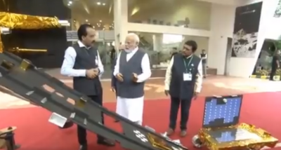 प्रधानमंत्री मोदी ने बेंगलुरु में आज भारतीय अंतरिक्ष अनुसंधान संगठन मुख्यालय में चंद्रयान-3 अभियान के वैज्ञानिकों से की बातचीत