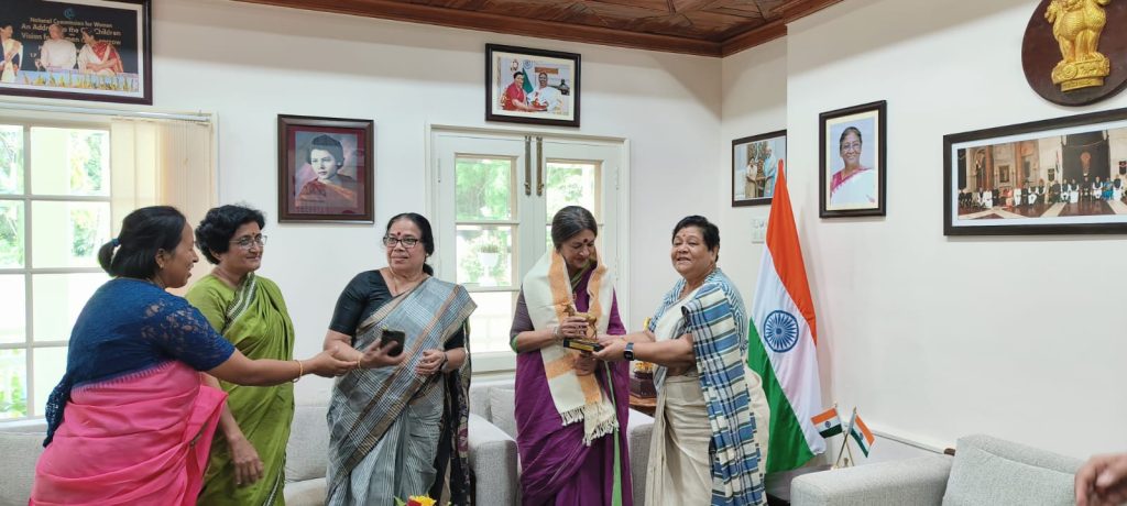 राज्यपाल मणिपुर से बृंदा करात, पूर्व सांसद, सीपीआई और शिक्षिका, पूर्व सांसद ने 6 अन्य लोगों के साथ की मुलाकात