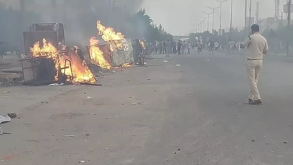 विश्व हिंदू परिषद और बजरंग दल की भगवा यात्रा में पुलिस टीम पर पथराव, डीएसपी सज्जन सिंह गंभीर रूप से घायल,दो होमगार्ड की मौत