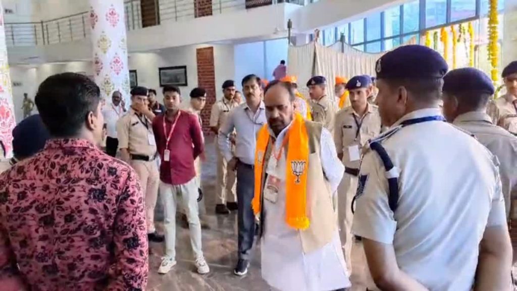 सुरक्षाकर्मियों ने प्रदेश कार्य समिति की बैठक में जाने से गोपाल भार्गव को रोका, बिफरे मंत्री ने कहा- मैं सीएम से बात करता हूं
