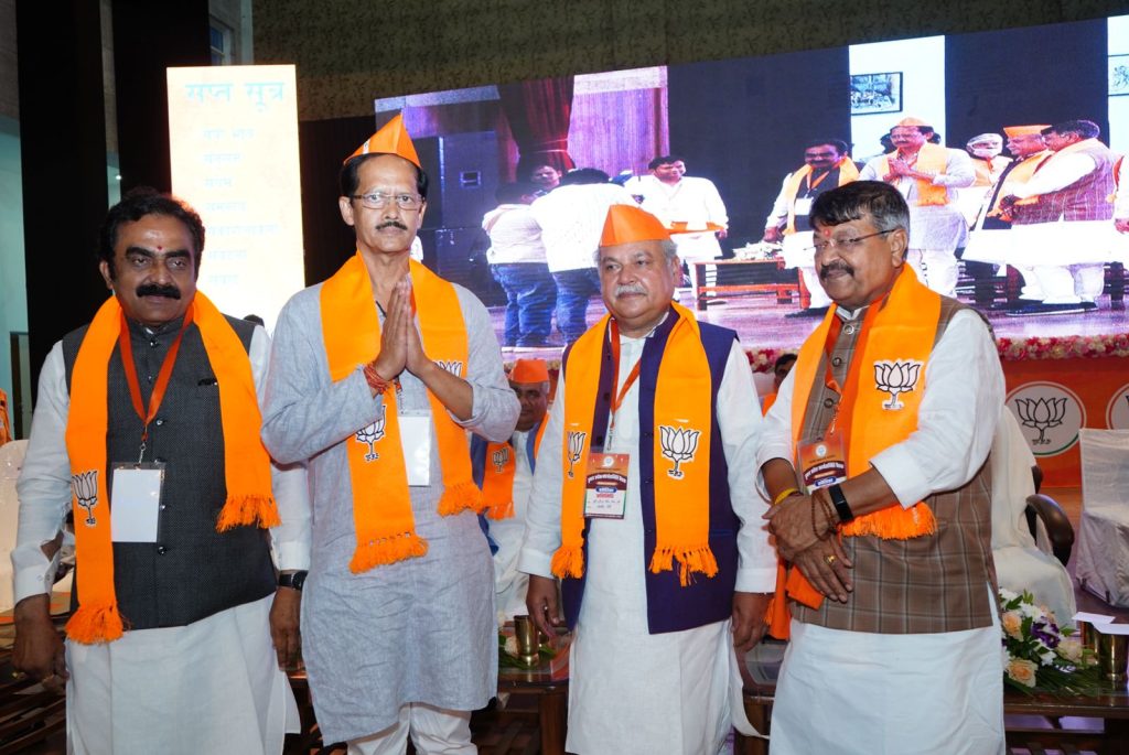 पूर्व आईएएस वेदप्रकाश, आरके मिश्रा व एमके अग्रवाल ने ली भाजपा की सदस्यता