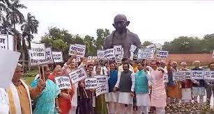 भारत छोड़ो आंदोलन की 81वीं वर्षगांठ के मौके पर बीजेपी सांसदों ने महात्मा गांधी की प्रतिमा के सामने किया प्रदर्शन