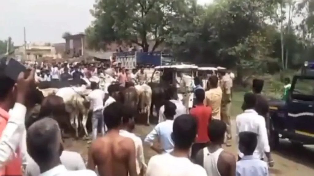 यूपी के मंत्री धर्मपाल सिंह के काफिले को आवारा मवेशियों से रोकने के आरोप में 90 लोगों के खिलाफ एफआईआर दर्ज