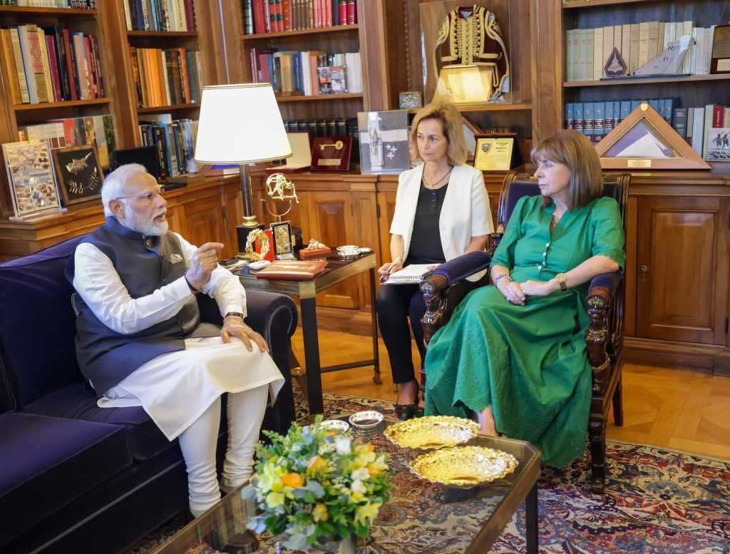प्रधानमंत्री नरेंद्र मोदी ने आज एथेंस में ग्रीस की राष्ट्रपति कतेरीना सकेलारोपोलू से की भेंट