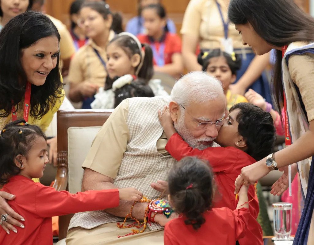 प्रधानमंत्री ने बच्चों के साथ मनाया रक्षाबंधन, विभिन्न विषयों पर की बातचीत