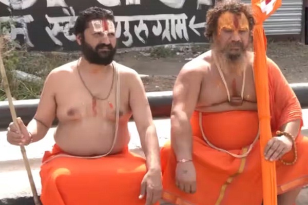 अयोध्या से शोभायात्रा में हिस्सा लेने आए संतों को नूंह जाने से रोका, टोल पर अनशन, वीएचपी के 11 लोगों को ही जलाभिषेक की अनुमति