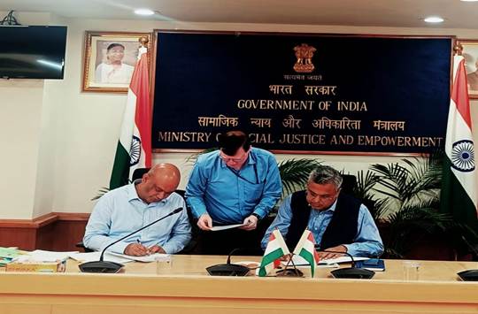 सामाजिक न्याय व अधिकारिता मंत्रालय और राष्ट्रीय सफाई कर्मचारी वित्त और विकास निगम के बीच समझौता ज्ञापन पर किए गए हस्ताक्षर