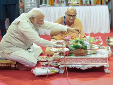 प्रधानमंत्री ने महाराष्ट्र के पुणे में दगडूशेठ मंदिर में की दर्शन और पूजा-अर्चना