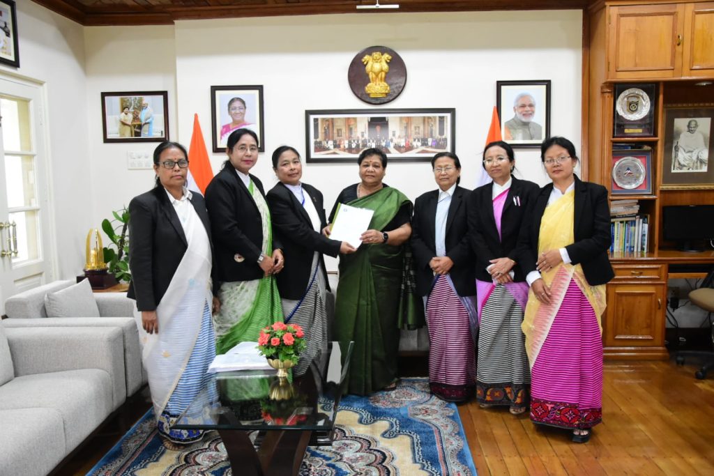 ऑल मणिपुर लेडी एडवोकेट्स एसोसिएशन की अध्यक्ष चौ. किरणबाला देवी ने 5 अन्य लोगों के साथ राज्यपाल अनुसुइया उइके से की मुलाकात