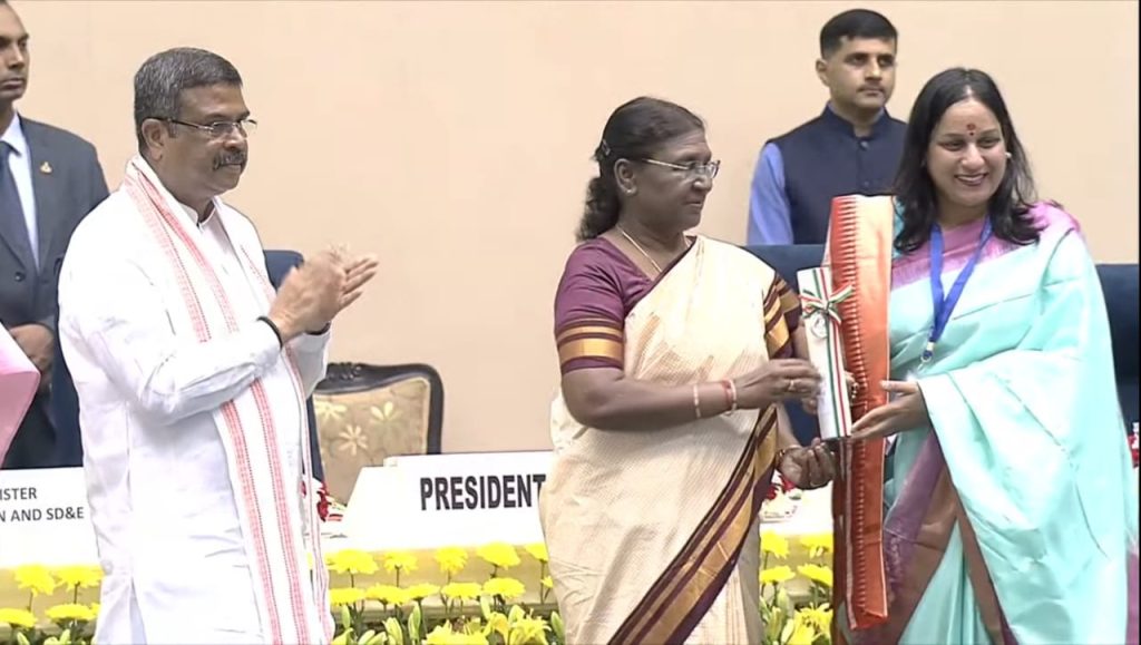 टीचर्स डे पर देश के 75 शिक्षकों को राष्ट्रपति ने किया सम्मानित, राजस्थान की दो महिला टीचर्स को मिला राष्ट्रीय शिक्षक पुरस्कार