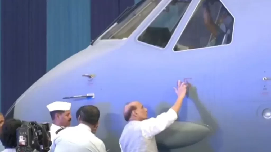 रक्षा मंत्री राजनाथ सिंह ने ‘सी-295 एयरक्राफ्ट’ पर स्वास्तिक बनाकर उसे भारतीय वायु सेना में किया शामिल