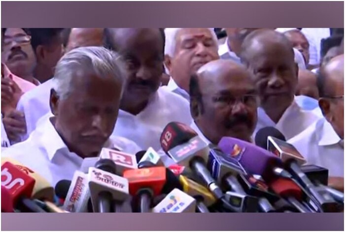 AIADMK के कार्यकर्ताओं ने राष्ट्रीय जनतांत्रिक गठबंधन से अलग होने पर पटाखे जलाकर मनाया जश्न